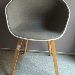 Fauteuil design Hee Welling modèle About A Chair édition Hay, coque en polypropylène blanc garnie de tissu chiné gris souris, piètement en bois naturel. 81 x 58 x 46 cm. 49 unités. Vendu à l'unité avec faculté de réunion. Localisation : 6 rue Duret - 75116 Paris : es , rdc, rdc+1, 1-42, 1-37, 1-38, 1-27, 1-28, 1-25, 1-23, 1-21, 2-54, 2-51, 2-50, 2-68, 2-60, 2-65, 2-62, 3-89, 3-87, 3-90, 3-86, 3-94, 3-85, 3-81, 3-78, 3-82, 3-77, 3-76, 3-73, 3-72, 516, 517b, 520 – Image 3