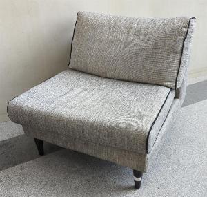 Fauteuil chauffeuse modèle Noa édition Maison Sarah Lavoine recouvert de tissu chiné gris clair avec liseré noir, pieds en bois, coussins amovibles et déhoussables. (tâches). 75 x 73 x 82 cm. 4 unités. Vendu à l'unité avec faculté de réunion. Localisation : rdc hall