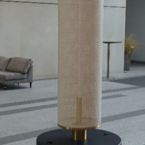 Lampadaire socle en bois type wengé avec deux prises électriques, abat-jour en tôle perforée blanche et doré. Hauteur 244 cm. DIamètre du socle 60 cm, diamètre abat-jour 30 cm. 5 unités. Vendu à l'unité avec faculté de réunion. Localisation : rdc hall