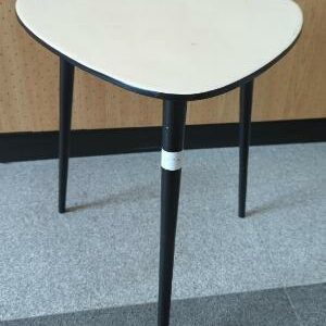 Table d'appoint tripode édition Maison Sarah Lavoine en métal, plateau triangulaire émaillé beige, pieds en métal noir. 48 x 49 x 44 cm. Localisation : Rdc Hall