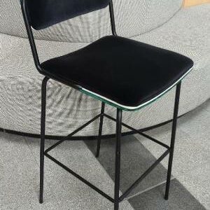Paire de chaises hautes modèle Double Jeu édition Maison Sarah Lavoine, structure en métal noir, assise et dossier recouverts de velours noir et vert bouteille avec liseré blanc. 107 x 42 x 46 cm. 3 paires vendues à l'unité avec faculté de réunion. Localisation : rdc Hall