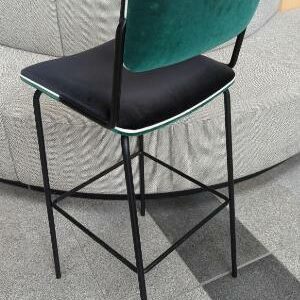 Paire de chaises hautes modèle Double Jeu édition Maison Sarah Lavoine, structure en métal noir, assise et dossier recouverts de velours noir et vert bouteille avec liseré blanc. 107 x 42 x 46 cm. 3 paires vendues à l'unité avec faculté de réunion. Localisation : rdc Hall – Image 2
