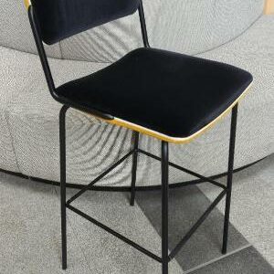Paire de chaises hautes modèle Double Jeu édition Maison Sarah Lavoine, structure en métal noir, assise et dossier recouverts de velours noir et jaune avec liserés blancs. 107 x 42 x 46 cm. Site de Boulogne. 3 paires vendues à l'unité avec faculté de réunion. Localisation : rdc Hall