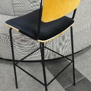 Paire de chaises hautes modèle Double Jeu édition Maison Sarah Lavoine, structure en métal noir, assise et dossier recouverts de velours noir et jaune avec liserés blancs. 107 x 42 x 46 cm. Site de Boulogne. 3 paires vendues à l'unité avec faculté de réunion. Localisation : rdc Hall – Image 2