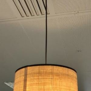 Suspension lumineuse modèle Eclipse édition Maison Sarah Lavoine, abat-jour en rabane et coton noir. Dimensions abat-jour : 22 x 25 cm. Hauteur totale : 47 cm. 3 unités. Vendu à l'unité avec faculté de réunion.