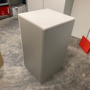 Caisson à porte battante, en bois blanc, poignée basse. 
82 x 45 x 45 cm.
Localisation : 6 rue Duret - 75116 Paris.
(reprographie -2) – Image 3