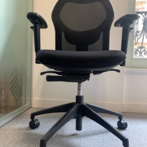 Fauteuil de bureau de marque Seriway, assise en tissu noir, dossier en résille noire. 100 x 60 x 55 cm. 12 unités, vendu avec faculté de réunion. 
Localisation : 6 rue Duret - 75116 Paris.
(ES 14., 1-35., 1-30., 2-53., 2-52., 2-48., ES Open Sp., 3-71A., 514, 515, 517A) – Image 3