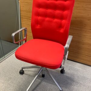 Fauteuil de bureau de marque Vitra, modèle ID Trim, design Antonio Citterio, assise en tissu, dossier structuré, piètement à roulettes. Deux coloris, rouge ou gris. 8 unités. Vendu à l'unité avec faculté de réunion. 110 x 60 x 55 cm. Localisation : 6 rue Duret - 75116 Paris.
(ES 9., 1-38., 2-53., 2-68., 3-91., 3-95., 3-76., 514)