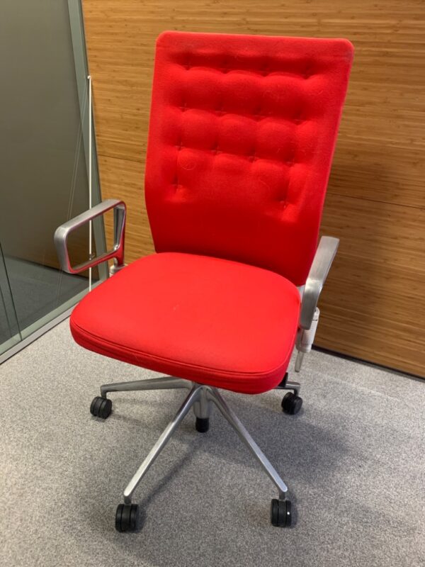 Fauteuil de bureau de marque Vitra, modèle ID Trim, design Antonio Citterio, assise en tissu, dossier structuré, piètement à roulettes. Deux coloris, rouge ou gris. 8 unités. Vendu à l'unité avec faculté de réunion. 110 x 60 x 55 cm. Localisation : 6 rue Duret - 75116 Paris.
(ES 9., 1-38., 2-53., 2-68., 3-91., 3-95., 3-76., 514)