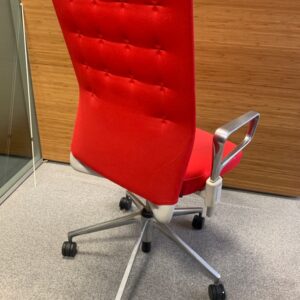 Fauteuil de bureau de marque Vitra, modèle ID Trim, design Antonio Citterio, assise en tissu, dossier structuré, piètement à roulettes. Deux coloris, rouge ou gris. 8 unités. Vendu à l'unité avec faculté de réunion. 110 x 60 x 55 cm. Localisation : 6 rue Duret - 75116 Paris.
(ES 9., 1-38., 2-53., 2-68., 3-91., 3-95., 3-76., 514) – Image 2