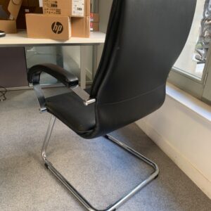 Fauteuil en simili cuir, piétement luge en métal.
105 x 60 x 60 cm.
Localisation : 6 rue Duret - 75116 Paris.
(ES 13.) – Image 3