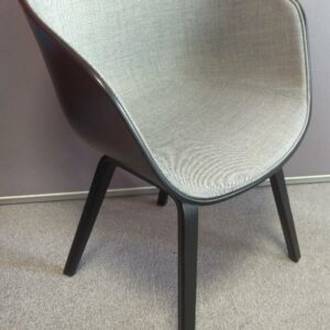 Fauteuil design Hee Welling modèle About A Chair édition Hay, coque en polypropylène noire, intérieur en tissu chiné gris clair (certains avec taches). 4 unités. Vendu à l'unité avec faculté de réunion. Localisation : 6 rue Duret - 75116 Paris : 2-57, 2-47, 2-61