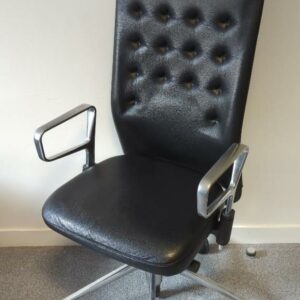 Fauteuil de direction pivotant ajustable design Antonio Citterio modèle ID Trim édition Vitra, structure en aluminium, garniture en cuir noir, dossier capitonné avec support lombaire intégré et têtière, piètement en étoile à 5 branches sur roulettes. 132 x 60 x 65 cm. 4 unités. Vendu à l'unité avec faculté de réunion. Localisation : 6 rue Duret - 75116 Paris : 2-47, 2-66, 3-82, 3-75