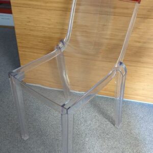 Paire de chaises design Philippe Starck modèle Hi Cut édition Kartell en plexiglas transparent et rouge. 84 x 46 x 54 cm Localisation : 6 rue Duret - 75116 Paris : 2-48