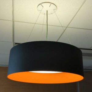 Suspension lumineuse ronde bicolore, abat-jour en plastique noir et orange avec diffuseur opaque, suspendu par trois filins. 17 unités. Vendu à l'unité avec faculté de réunion. Localisation : 6 rue Duret - 75116 Paris : rdc, rdc haut