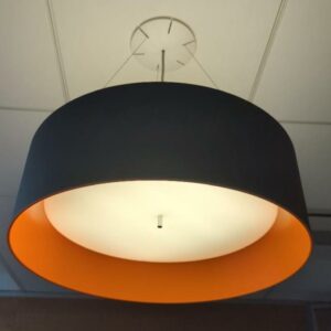 Suspension lumineuse ronde bicolore, abat-jour en plastique noir et orange avec diffuseur opaque, suspendu par trois filins. 17 unités. Vendu à l'unité avec faculté de réunion. Localisation : 6 rue Duret - 75116 Paris : rdc, rdc haut – Image 2