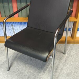 Fauteuil visiteur de marque Klober, structure en acier chromé, coque en bois stratifié clair, assise dossier et accoudoirs en cuir noir. 86 x 55 x 67 cm. 4 unités. Vendu à l'unité avec faculté de réunion. Localisation : 6 rue Duret - 75116 Paris : bibliothèque -2, 2-50