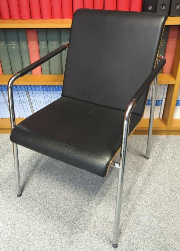 Fauteuil visiteur de marque Klober, structure en acier chromé, coque en bois stratifié clair, assise dossier et accoudoirs en cuir noir. 86 x 55 x 67 cm. 4 unités. Vendu à l'unité avec faculté de réunion. Localisation : 6 rue Duret - 75116 Paris : bibliothèque -2, 2-50