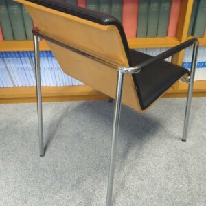 Fauteuil visiteur de marque Klober, structure en acier chromé, coque en bois stratifié clair, assise dossier et accoudoirs en cuir noir. 86 x 55 x 67 cm. 4 unités. Vendu à l'unité avec faculté de réunion. Localisation : 6 rue Duret - 75116 Paris : bibliothèque -2, 2-50 – Image 2