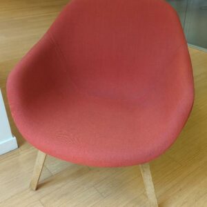 Fauteuil design Hee Welling modèle About A Lounge édition Hay recouvert de tissu rouge, piètement en bois naturel. 80 x 76 x 55 cm. 5 unités.Vendu à l'unité avec faculté de réunion. Localisation : 6 rue Duret - 75116 Paris : rdc, rdc haut , 1-42, 2eme bas