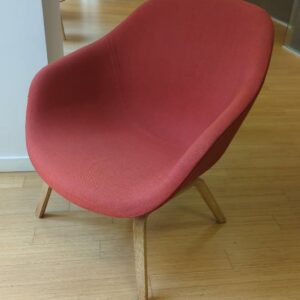Fauteuil design Hee Welling modèle About A Lounge édition Hay recouvert de tissu rouge, piètement en bois naturel. 80 x 76 x 55 cm. 5 unités.Vendu à l'unité avec faculté de réunion. Localisation : 6 rue Duret - 75116 Paris : rdc, rdc haut , 1-42, 2eme bas – Image 2
