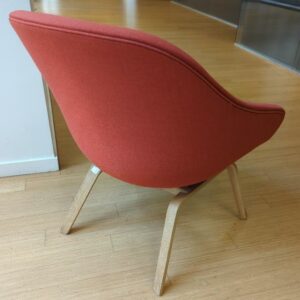 Fauteuil design Hee Welling modèle About A Lounge édition Hay recouvert de tissu rouge, piètement en bois naturel. 80 x 76 x 55 cm. 5 unités.Vendu à l'unité avec faculté de réunion. Localisation : 6 rue Duret - 75116 Paris : rdc, rdc haut , 1-42, 2eme bas – Image 3