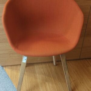 Fauteuil design Hee Welling modèle About A Chair édition Hay, structure en bois naturel, garniture en tissu orange. 80 x 59 x 50 cm. 26 unités. Vendu à 'unité avec faculté de réunion.  6 rue Duret - 75116 Paris : bibliothèque -2, es13, rdc, rdc haut, 1-25, 1-18, 3-95, 3-83 – Image 2