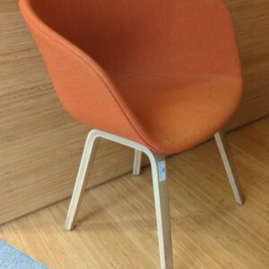 Fauteuil design Hee Welling modèle About A Chair édition Hay, structure en bois naturel, garniture en tissu orange. 80 x 59 x 50 cm. 26 unités. Vendu à 'unité avec faculté de réunion.  6 rue Duret - 75116 Paris : bibliothèque -2, es13, rdc, rdc haut, 1-25, 1-18, 3-95, 3-83