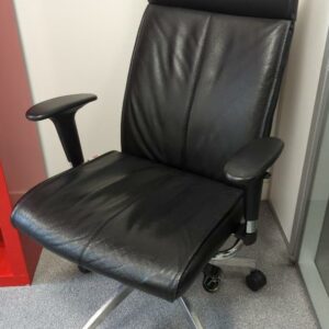 Fauteuil de direction pivotant ajustable sur roulettes de marque Seriway en cuir noir. 120 x 70 x 55 cm. 12 unités. Vendu à l'unité avec faculté de réunion. Localisation : 6 rue Duret - 75116 Paris : Es5, es3, es10, es80, 1-40, 1-34, 2-55, 2-50, 2-59, 2-60, 2-64, 3-80, 3-77, 3-83, 518, 520