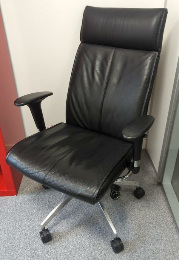 Fauteuil de direction pivotant ajustable sur roulettes de marque Seriway en cuir noir. 120 x 70 x 55 cm. 12 unités. Vendu à l'unité avec faculté de réunion. Localisation : 6 rue Duret - 75116 Paris : Es5, es3, es10, es80, 1-40, 1-34, 2-55, 2-50, 2-59, 2-60, 2-64, 3-80, 3-77, 3-83, 518, 520