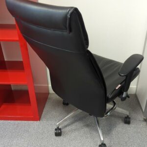Fauteuil de direction pivotant ajustable sur roulettes de marque Seriway en cuir noir. 120 x 70 x 55 cm. 12 unités. Vendu à l'unité avec faculté de réunion. Localisation : 6 rue Duret - 75116 Paris : Es5, es3, es10, es80, 1-40, 1-34, 2-55, 2-50, 2-59, 2-60, 2-64, 3-80, 3-77, 3-83, 518, 520 – Image 2