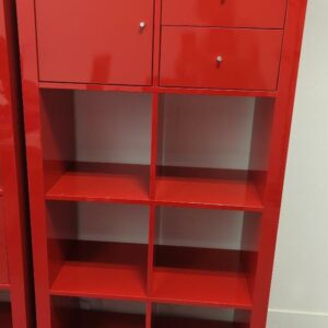 Bibliothèque en bois laqué rouge brillant à 8 compartiments dont un ouvrant par une porte et un ouvrant par deux tiroirs, diverses configurations.. 150 x 80 x 40 cm. 16 unités. Vendu à l'unité avec faculté de réunion. Localisation : 6 rue Duret - 75116 Paris : es5, 1-34, 1-31, 1-16, 2-53, 2-48, 2-47, 2-61, 2-68, 3-95, 3-85