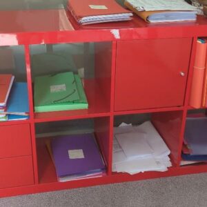 Bibliothèque en bois laqué rouge brillant à 8 compartiments dont un ouvrant par une porte et un ouvrant par deux tiroirs, diverses configurations.  79 x 150 x 39 cm. 17 unités. Vendu à l'unité avec faculté de réunion. Localisation : 6 rue Duret - 75116 Paris : es, 1-39, 1-21, 2-54, 2-50, 2-56, 2-59, 2-66, 2-64, 3-86, 3-78, 3-77 – Image 3