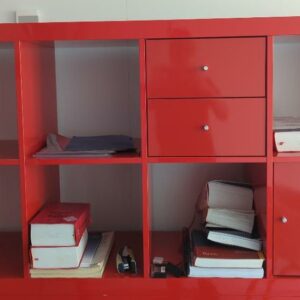 Bibliothèque en bois laqué rouge brillant à 8 compartiments dont un ouvrant par une porte et un ouvrant par deux tiroirs, diverses configurations.  79 x 150 x 39 cm. 17 unités. Vendu à l'unité avec faculté de réunion. Localisation : 6 rue Duret - 75116 Paris : es, 1-39, 1-21, 2-54, 2-50, 2-56, 2-59, 2-66, 2-64, 3-86, 3-78, 3-77