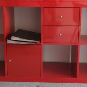 Bibliothèque en bois laqué rouge brillant à 8 compartiments dont un ouvrant par une porte et un ouvrant par deux tiroirs, diverses configurations.  79 x 150 x 39 cm. 17 unités. Vendu à l'unité avec faculté de réunion. Localisation : 6 rue Duret - 75116 Paris : es, 1-39, 1-21, 2-54, 2-50, 2-56, 2-59, 2-66, 2-64, 3-86, 3-78, 3-77 – Image 2