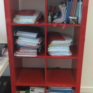 Meuble bibliothèque en bois laqué brillant rouge à 8 compartiments. 150 x 79 x 39 cm. 35 unités. Vendu à l'unité avec faculté de réunion. Localisation : 6 rue Duret - 75116 Paris : es 15, es14, es12, 1er, 1-35, 1-38, 1-27, 1-28, 1-29, 1-24, 1-31, 1-20, 1-18, 1-16, 2-51, 2-52, 2-55, 2-59, 2-68, 2-61, 3-76, 3-75