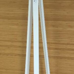 Porte manteau à 3 branches en bois blanc. Hauteur 180 cm. 16 unités. Vendu à l'unité avec faculté de réunion. Localisation : 6 rue Duret - 75116 Paris : es, 1er, 2eme , 3eme