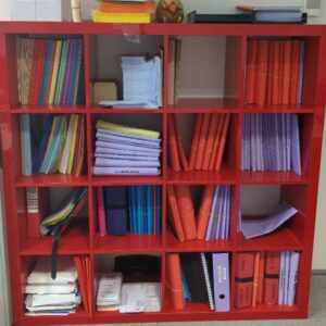 Meuble bibliothèque en bois laqué rouge brillant à 16 compartiments, différentes configurations. 149 x 149 x 39 cm. 15 unités. Vendu à l'unité avec faculté de réunion. Localisation : 6 rue Duret - 75116 Paris : es, 1-29, 2-65, 2-61, 3-86, 3-94, 3-85, 3-84, 512, 520