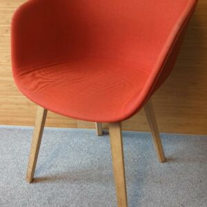 Fauteuil design Hee Welling modèle About A Chair édition Hay, structure en bois naturel, garniture en tissu rouge. 80 x 59 x 50 cm. 25 unités. Vendu à l'unité avec faculté de réunion. Localisation : 6 rue Duret - 75116 Paris : rdc, rdc haut, 3-74
