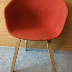 Fauteuil design Hee Welling modèle About A Chair édition Hay, structure en bois naturel, garniture en tissu rouge. 80 x 59 x 50 cm. 25 unités. Vendu à l'unité avec faculté de réunion. Localisation : 6 rue Duret - 75116 Paris : rdc, rdc haut, 3-74 – Image 2