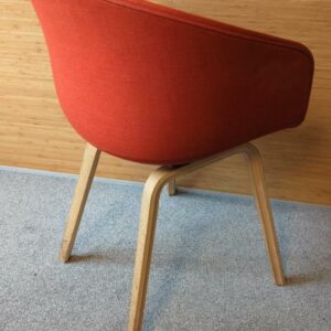 Fauteuil design Hee Welling modèle About A Chair édition Hay, structure en bois naturel, garniture en tissu rouge. 80 x 59 x 50 cm. 25 unités. Vendu à l'unité avec faculté de réunion. Localisation : 6 rue Duret - 75116 Paris : rdc, rdc haut, 3-74 – Image 3