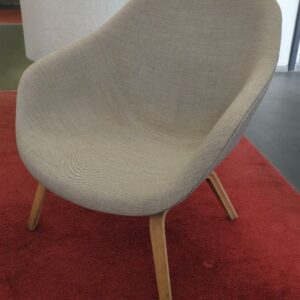 Fauteuil bas design Hee Welling modèle About a Lounge édition Hay recouvert de tissu gris, piètement bois naturel. 80 x 76 x 55 cm. 2 unités. Vendu à l'unité avec faculté de réunion. Localisation : 6 rue Duret - 75116 Paris : rdc accueil , 3-95