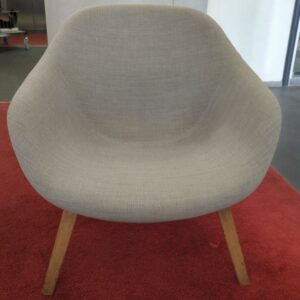 Fauteuil bas design Hee Welling modèle About a Lounge édition Hay recouvert de tissu gris, piètement bois naturel. 80 x 76 x 55 cm. 2 unités. Vendu à l'unité avec faculté de réunion. Localisation : 6 rue Duret - 75116 Paris : rdc accueil , 3-95 – Image 3