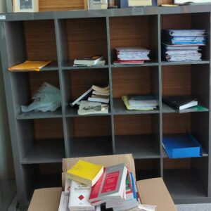 Meuble bibliothèque en bois laqué gris à 16 compartiments avec ou sans porte, différentes configurations. 149 x 149 x 39 cm. 5 unités. Vendu à l'unité avec faculté de réunion. Localisation : 6 rue Duret - 75116 Paris : es8, 1er, 3-84 – Image 2