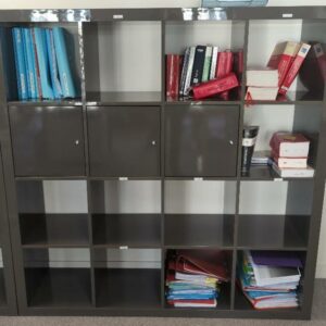 Meuble bibliothèque en bois laqué gris à 16 compartiments avec ou sans porte, différentes configurations. 149 x 149 x 39 cm. 5 unités. Vendu à l'unité avec faculté de réunion. Localisation : 6 rue Duret - 75116 Paris : es8, 1er, 3-84