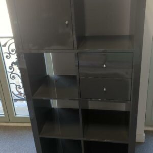 Meuble bibliothèque en bois laqué gris à 8 compartiments dont 1 porte et 2 tiroirs, différentes configurations. 6 unités. Vendu à l'unité avec faculté de réunion. Localisation : 6 rue Duret - 75116 Paris : es8, 1er haut, 3-82, 3-71, 515b – Image 2
