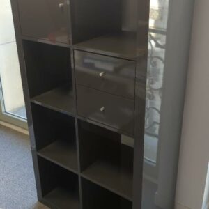 Meuble bibliothèque en bois laqué gris à 8 compartiments dont 1 porte et 2 tiroirs, différentes configurations. 6 unités. Vendu à l'unité avec faculté de réunion. Localisation : 6 rue Duret - 75116 Paris : es8, 1er haut, 3-82, 3-71, 515b