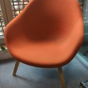 Fauteuil bas design Hee Welling modèle About A Lounge édition Hay recouvert de tissu orange, piètement en bois naturel. 80 x 76 x 55 cm. 3 unités. Vendu à l'unité avec faculté de réunion. Localisation : 6 rue Duret - 75116 Paris : 1-40, 2eme bas, 3-73