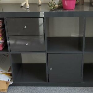 Meuble bibliothèque en bois laqué gris à 8 compartiments dont 2 tiroirs et 1 porte, différentes configurations. 80 x 150 x 40 cm. 12 unités. Vendu à l'unité avec faculté de réunion. Localisation : 6 rue Duret - 75116 Paris : 2-53, 2-5, 2-43, 2-67, 3-85, 3-80, 3-79