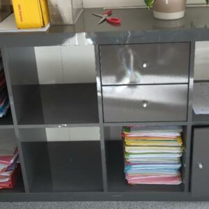 Meuble bibliothèque en bois laqué gris à 8 compartiments dont 2 tiroirs et 1 porte, différentes configurations. 80 x 150 x 40 cm. 12 unités. Vendu à l'unité avec faculté de réunion. Localisation : 6 rue Duret - 75116 Paris : 2-53, 2-5, 2-43, 2-67, 3-85, 3-80, 3-79 – Image 2